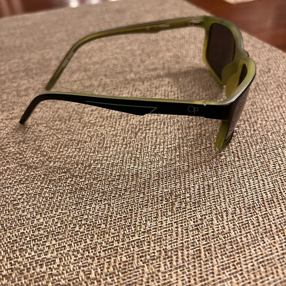 Kid’s‎ sunglasses.  100% UV protection.